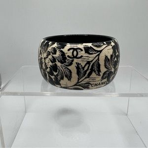 💯 Auth CHANEL Cruise 2006 Carved Resin Cuff Bracelet